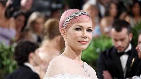 michelle williams met gala jewelry.